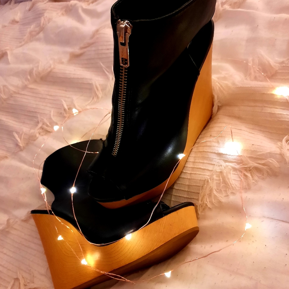 BRAND NEW SIMPLY VERA WANG ZIPPER HEEL BOOTS!!